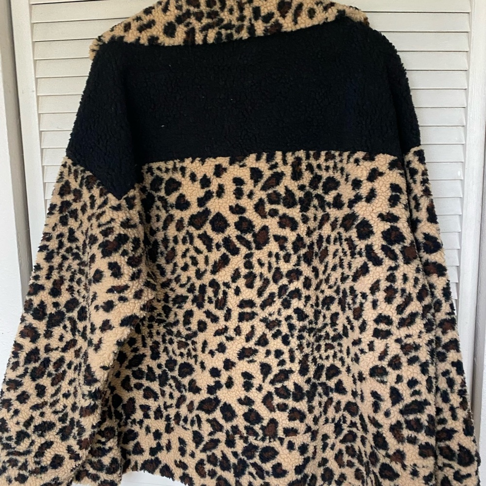 Chic Soul leopard print fleece. Worn once inside the house. Excellent condition